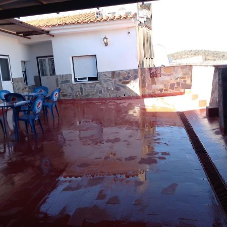 Hostal 2 Estrellas -Restaurante Las Tres Encinas En El Centro Del Pueblo Cabeza la Vaca Exterior photo