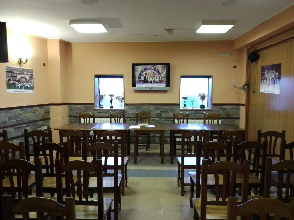 Hostal 2 Estrellas -Restaurante Las Tres Encinas Cabeza la Vaca Exterior photo